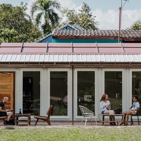 The Yard Hostel Чиангмай Екстериор снимка