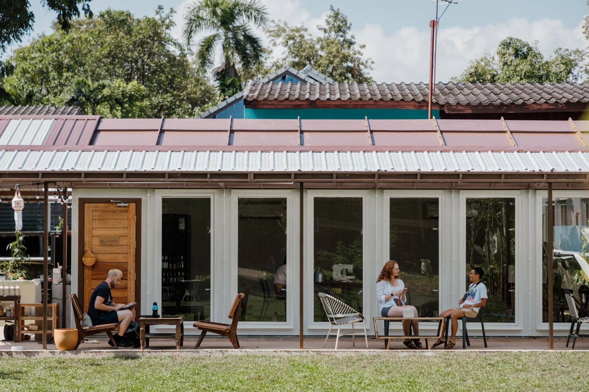 The Yard Hostel Чиангмай Екстериор снимка